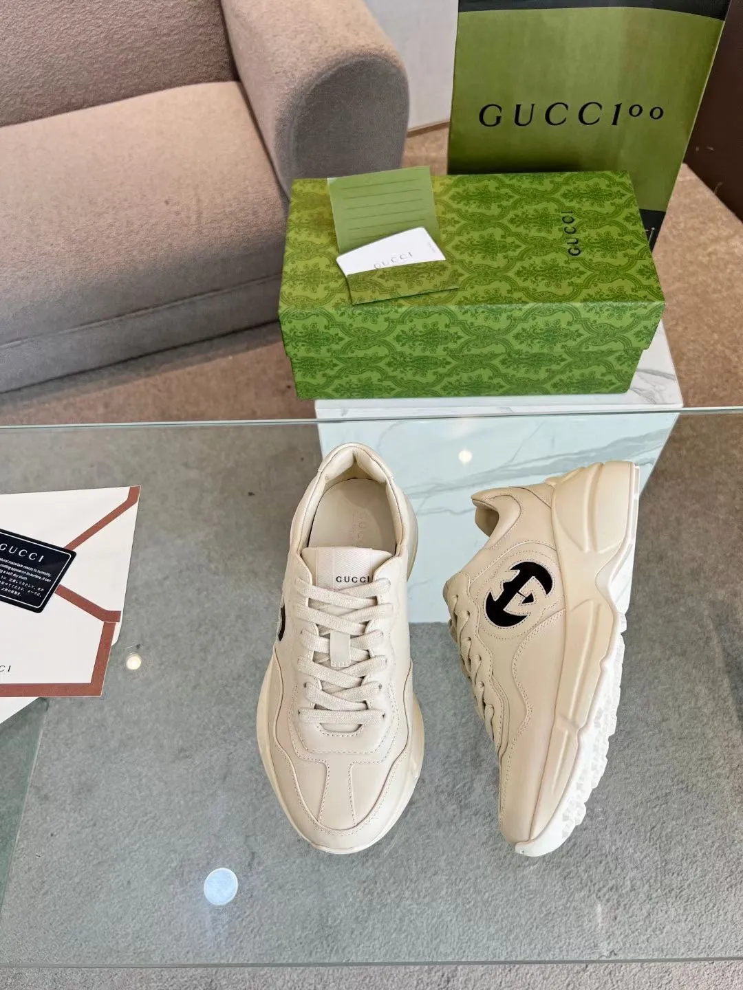 👟👟Ex-factory price 480👟👟 Gucci dad shoes for couples, distressed leather horn-shaped retro jogging shoes. The Balenciaga grandpa trend has subsided, ushering in GUCCI dad shoes, the trend leader in the fashion industry. The original shoes are molded and the original last is made by the Italian handmade foundry! [Gucci original dad shoes] Original surface: imported calfskin! Lining: Grade A hybrid lambskin! Outsole: The highest restoration sole. TPU material plus wear-resistant foam (anti-wear cushioning) ivory leather has been processed with an old-fashioned effect. The sole is 5cm high! The comfort level is excellent, killing all high-end versions on the market! Original logo outsole! 👣Size: Women’s size 35-40. Men's size 38-45. Women's heel with 🈚️logo! Men's heel with 🈶️logo!